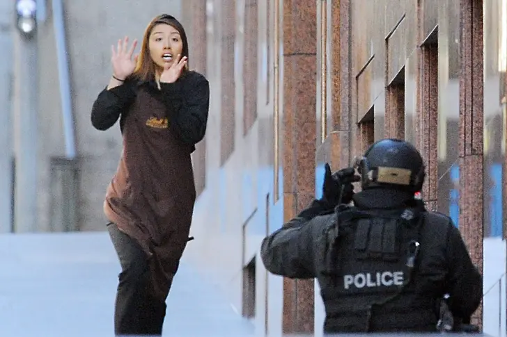 Ислямски терорист държи десетки заложници в Сидни (снимки)