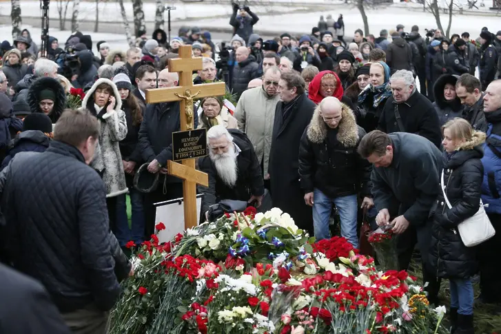 Погребаха Немцов навръх рождения ден на майка му (обзор, снимки)