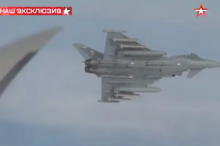 Вижте как британски и френски изтребители прихващат руски бомбардировач (видео)