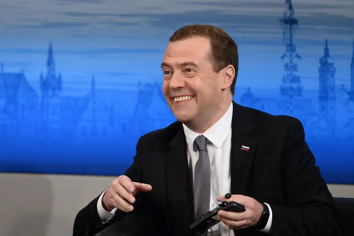 Медведев карал ски по време на протестите срещу него