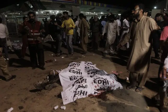 Терорист-самоубиец уби десетки жени и деца в парк в Пакистан