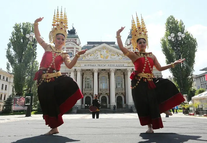 Тайландска екзотика пред Народния театър