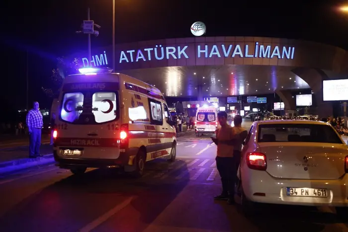 Жертвите на атентата в Истанбул вече са 42