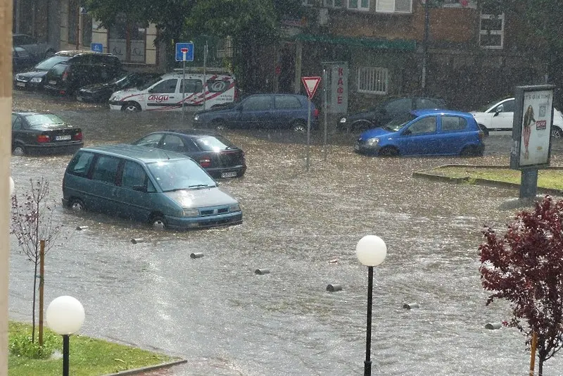 Градушка и силни валежи наводниха Пловдив (СНИМКИ)