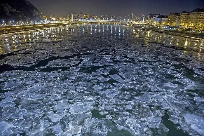Тихият бял (и замръзнал) Дунав (СНИМКИ)