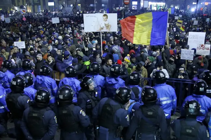 Многохиляден протест в Букурещ срещу корупцията, има и ранени (СНИМКИ)