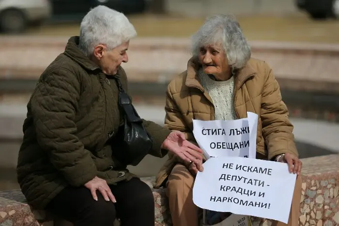 Пенсионерски протест срещу геноцида (СНИМКИ)