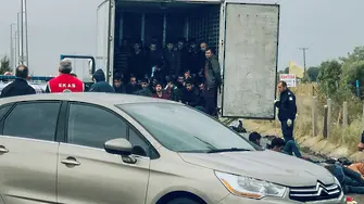Хладилен камион с мигранти в Гърция е с българска регистрация