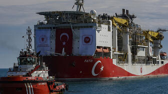 Турският сондажен кораб Фатих се готви за пускане на проучвателна