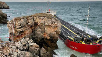 Капитанът и вторият помощник капитан на кораба Вера Су са задържани