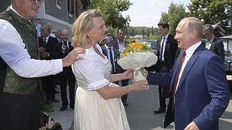 Бившата външна министърка на Австрия Карин Кнайсл е избягала от