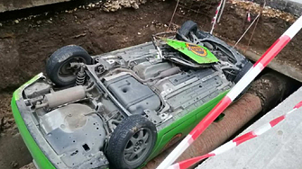 Шофьор на такси пострада след като автомобилът му падна в