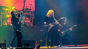 Атомни рифове съчетани с лирични отклонения от студени акорди пълният