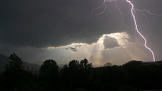 Трима души починаха след като бяха ударени от мълния в