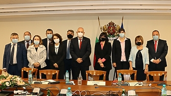 Под претекст изтичащия си мандат и липсата на избрани