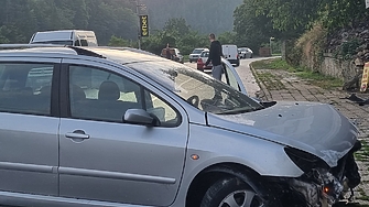 Парадоксално две коли се удариха в София преди обяд като