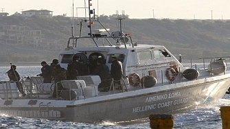 Гръцката брегова охрана е открила огън срещу товарен кораб плаващ