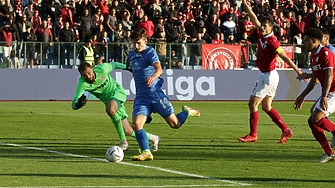 Без сериозни нарушения на обществения ред премина футболната среща между