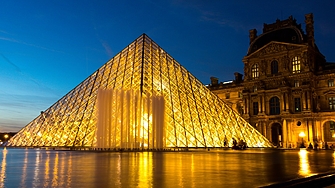 След Айфеловата кула и други емблематични парижки сгради дворците