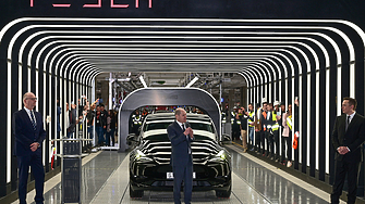 Американският производител на електромобили Тесла Tesla изтегля близо 1 1 милиона