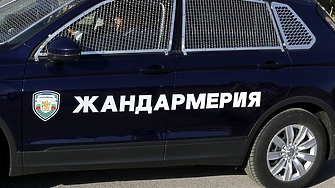 Две коли на Жандармерията са се сблъскали челно на пътя