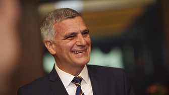 Т нар традиционни партии запазиха мълчание близо два часа след обявяването на