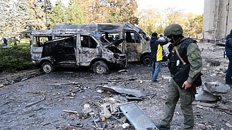Сградата на градската администрация в Донецк бе поразена при обстрел