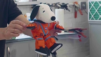 Снупи антропоморфизираният бийгъл от американския комиксов стрип Peanuts се отправя