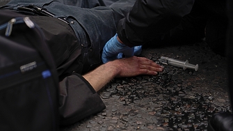 Двама активисти срещу климатичните промени от движението Последно поколение заляха