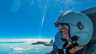 Китай е наел десетки бивши британски военни пилоти за да