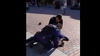 Видео как възрастен уличен музикант от Варна се съпротивява на