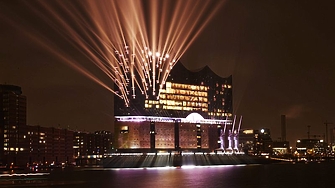 Екоактивисти от движението Последното поколение се залепиха снощи за диригентския