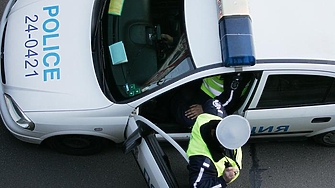 Полицай бе тежко ранен след като бус с 10 нелегални