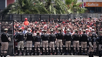 Фенове на футбола участвали в прояви на насилие членове на