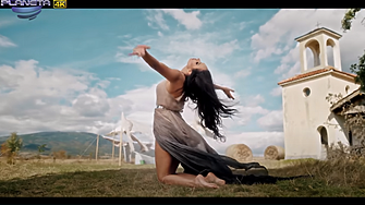 Многократното показване в произведението като подчертан акцент на разголената женска