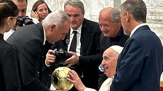 Христо Стоичков подари на папа Франциск копие от Златната топка