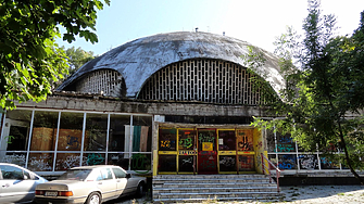 Събарянето на знакова сграда в центъра на Варна предизвика недоволството