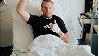 Вратарят на германските национали Мануел Нойер е счупил крак на