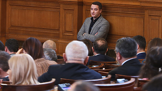 Изключеният от парламентарната група на БСП Явор Божанков си татуира