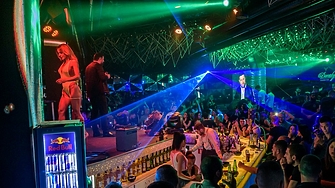 Популярен плаващ нощен клуб е потънал снощи по време на новогодишно