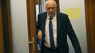 Въпреки периодичните твърдения на директора на Народния театър Васил Василев