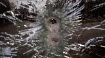 Ударете го по главата с нещо тежко увийте го в