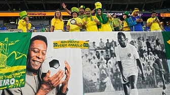 Дни преди Рождество футболният свят отново се моли за Пеле състоянието