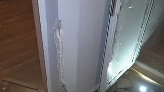 Ядосани строители нахлули с чукове и лостове в къща в