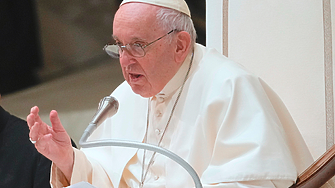 Папа Франциск призова днес хората да харчат по малко за коледните