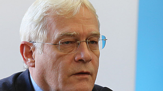 Парламентът отстрани предсрочно управителя на НЗОК проф Петко Салчев Това