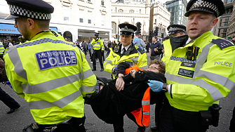 Стотици служители на лондонската полиция може да бъдат уволнени за