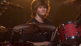 Неревоятният начин по който това хлапе блъска барабаните с