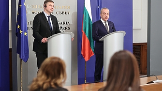 Забавянето не трябва да обезкуражава България Еврото носи ползи за