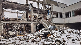 Анна Гин е журналистка и писателка живее в украинския град Харкив